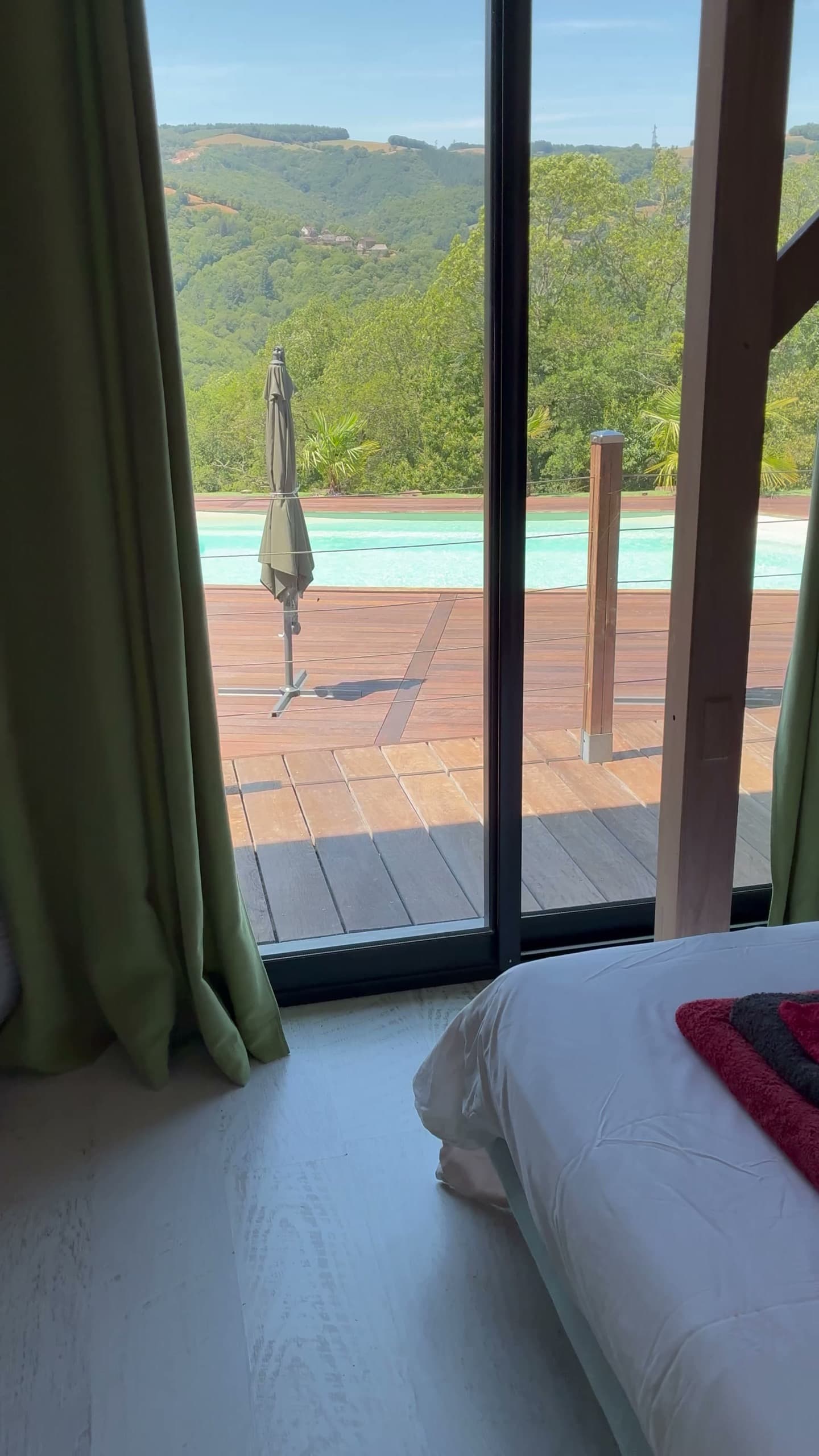 Chambre avec accès direct à la terrasse et à la vue