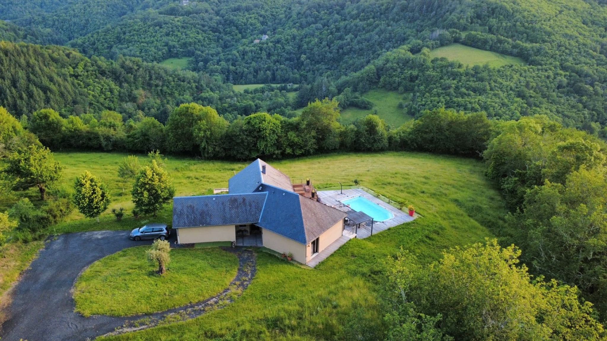 Vue aérienne de la maison dans son écrin de nature