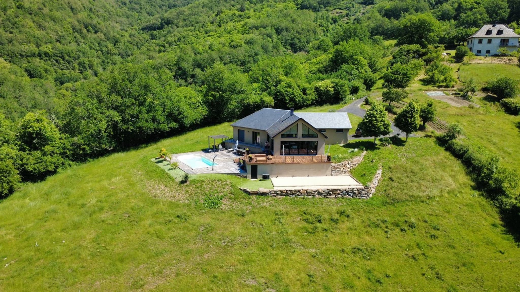 La maison et la piscine vues du ciel, seules dans la nature