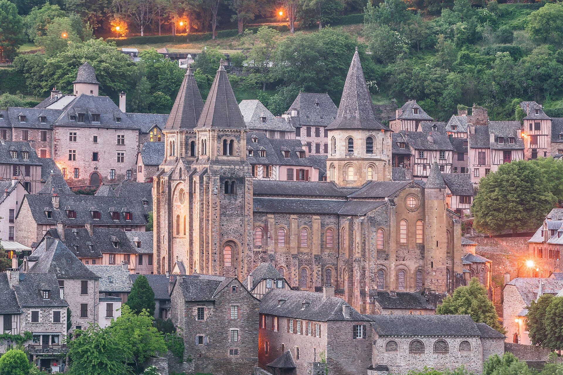 Le village de Conques et l'abbatiale Sainte-Foy à la tombée du jour