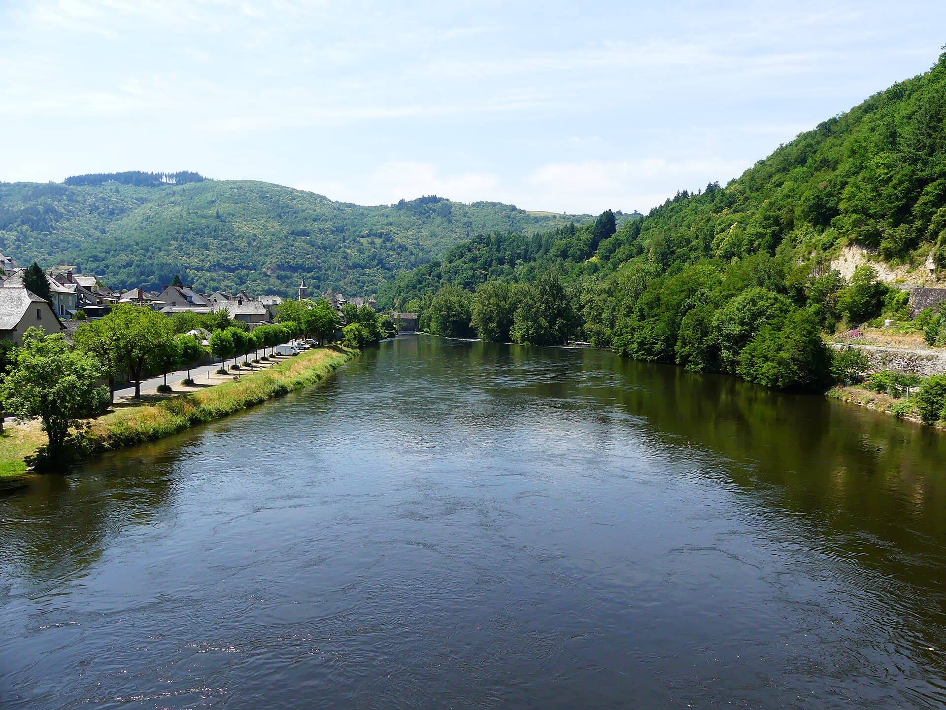 Le vieux pont d'Entraygues-sur-Truyère sur la rivière, dans le nord Aveyron