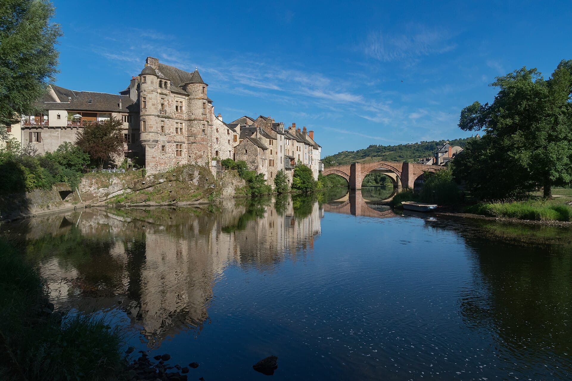 Le Pont-Vieux d'Espalion se reflétant dans le Lot