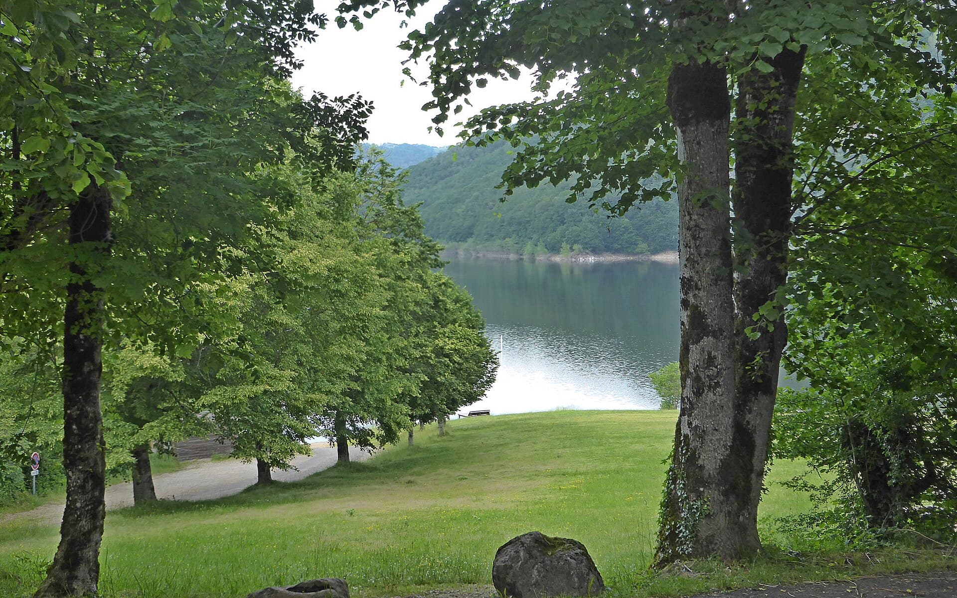Le lac et la plage de Laussac dans les gorges de la Truyère