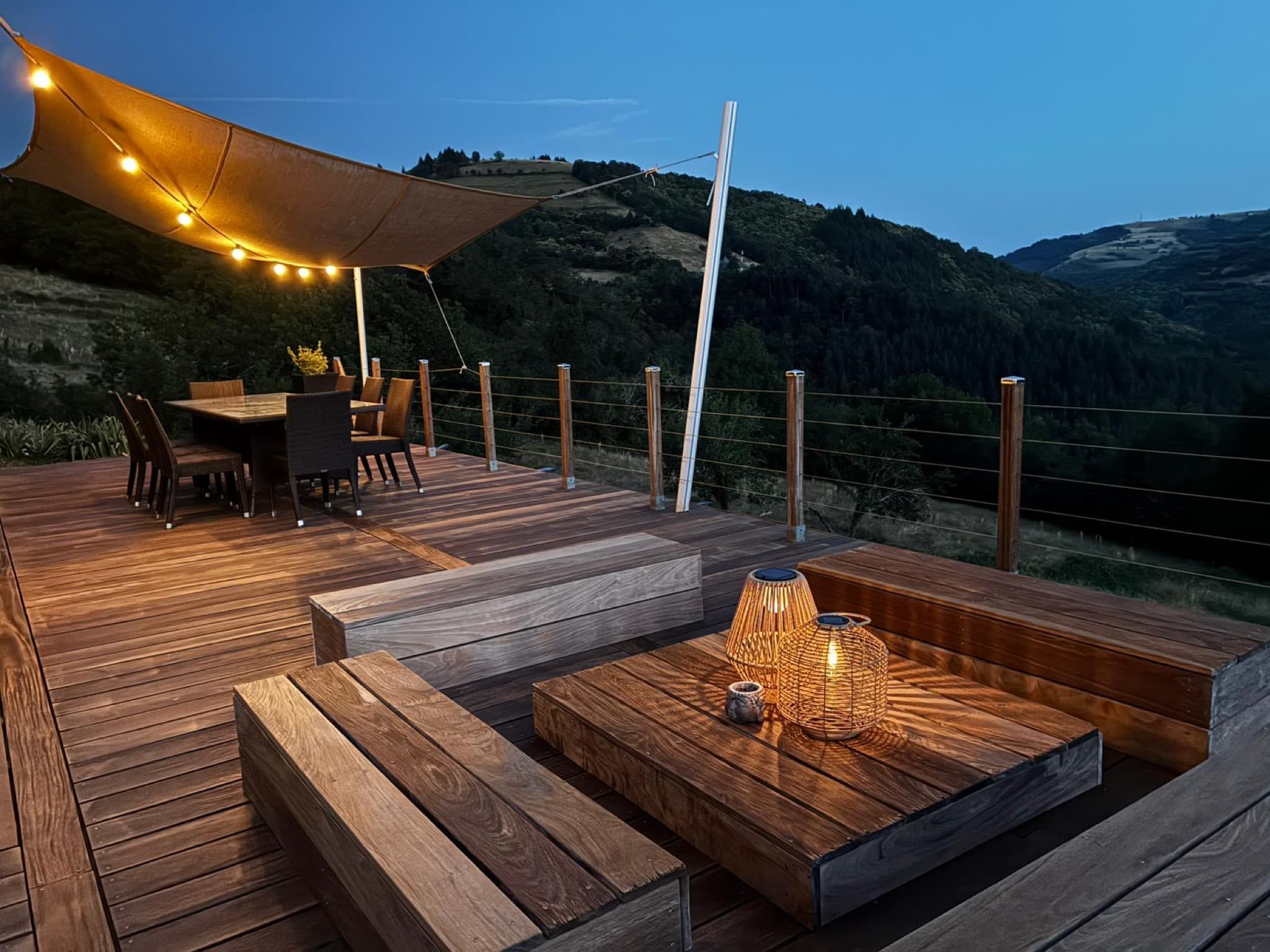 La terrasse à l'heure bleue, guirlandes lumineuses au-dessus de la vallée