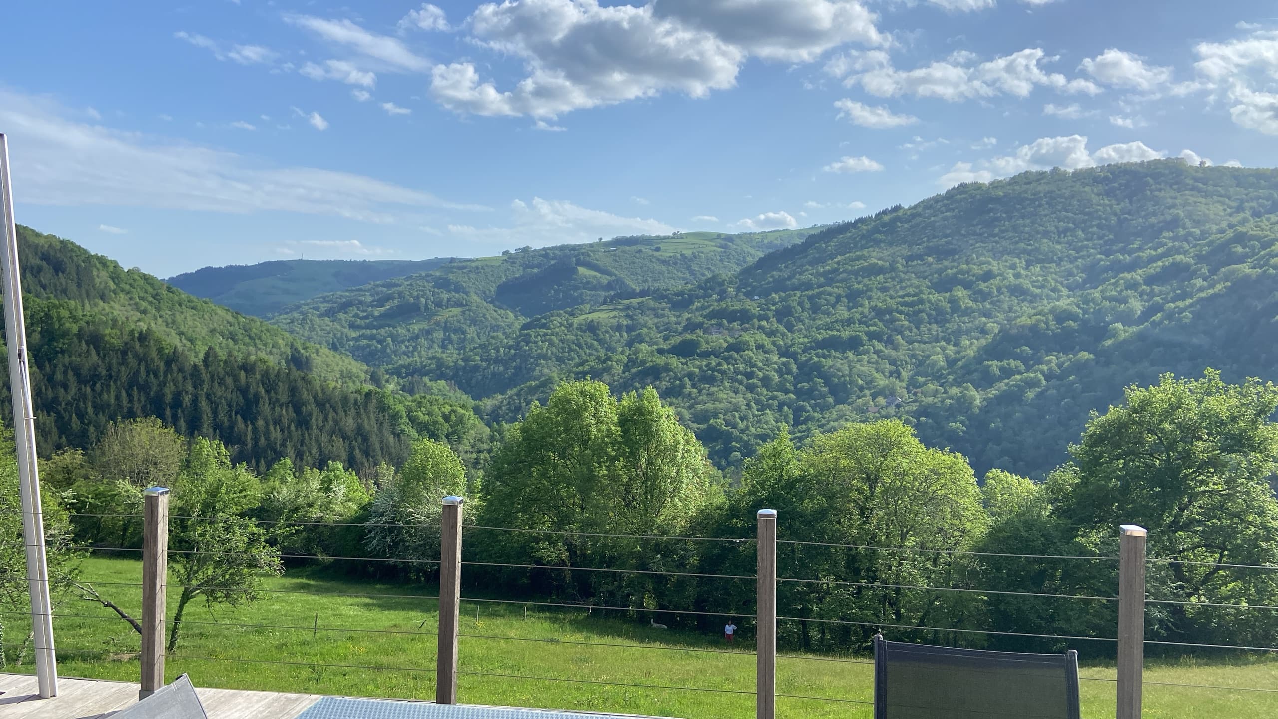 Panorama sur les montagnes et la vallée du Lot à l'heure dorée