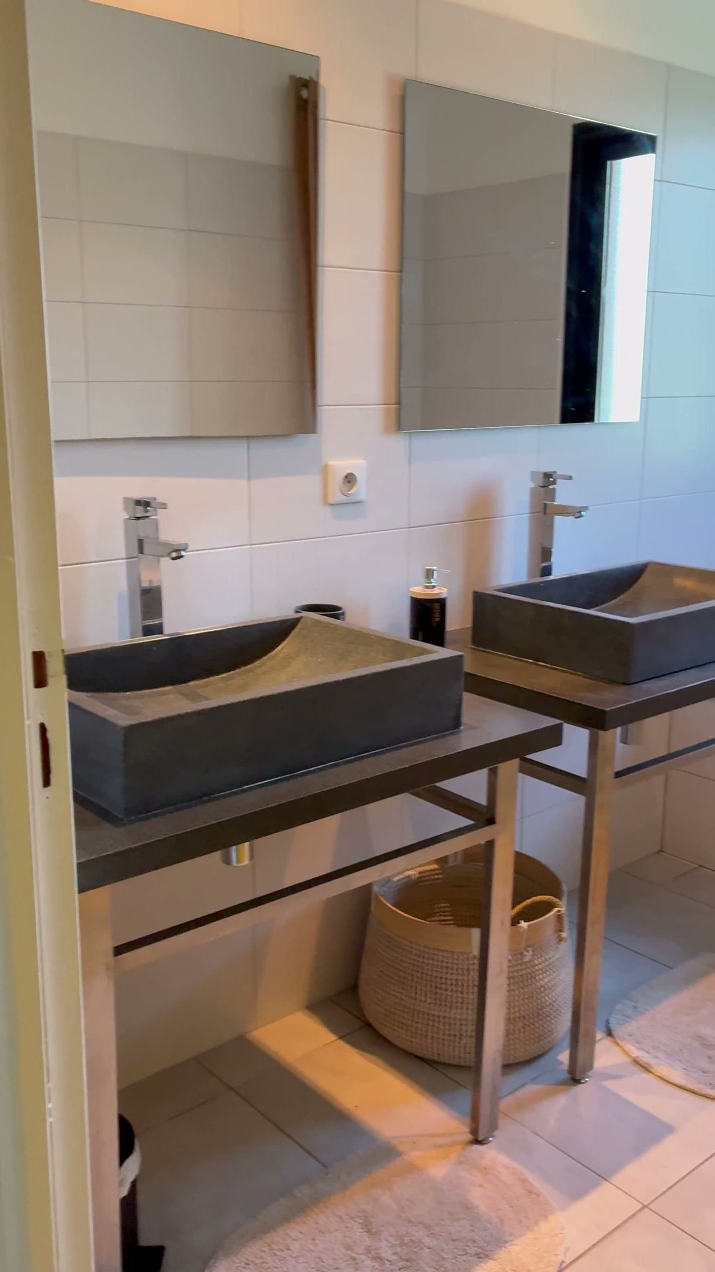 Salle de bain avec double vasque en pierre