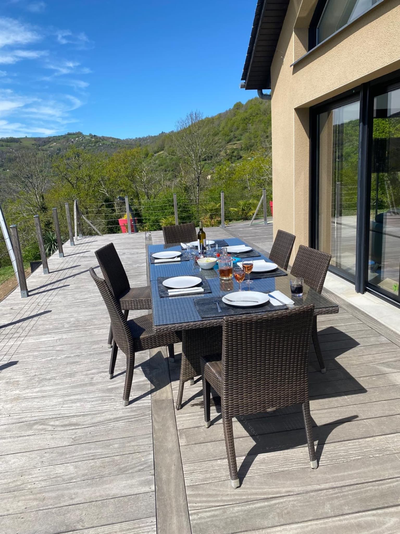 La table dressée sur la terrasse du Belvédère, face à la vallée, pour un repas à plusieurs