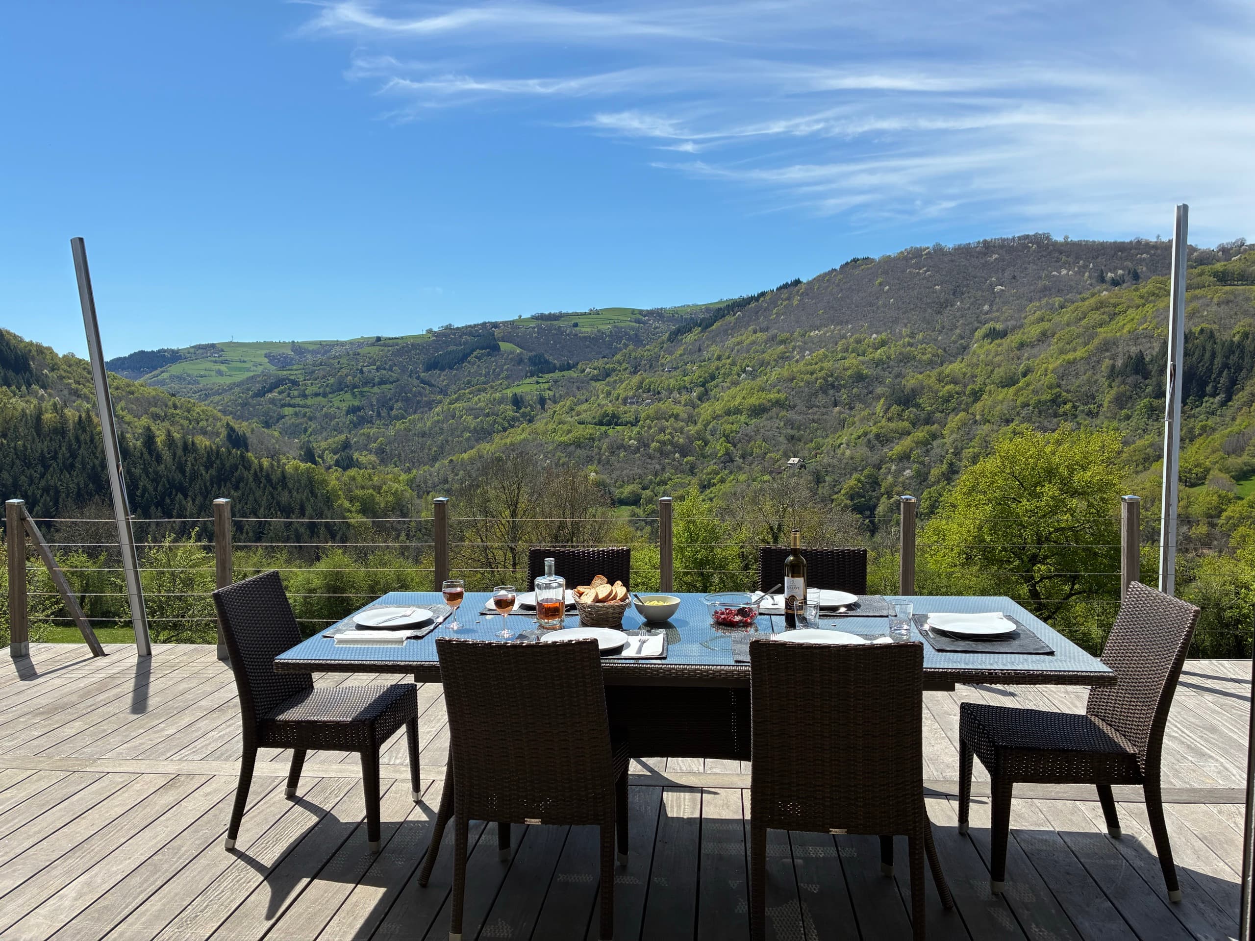 Table dressée sur la terrasse face aux coteaux