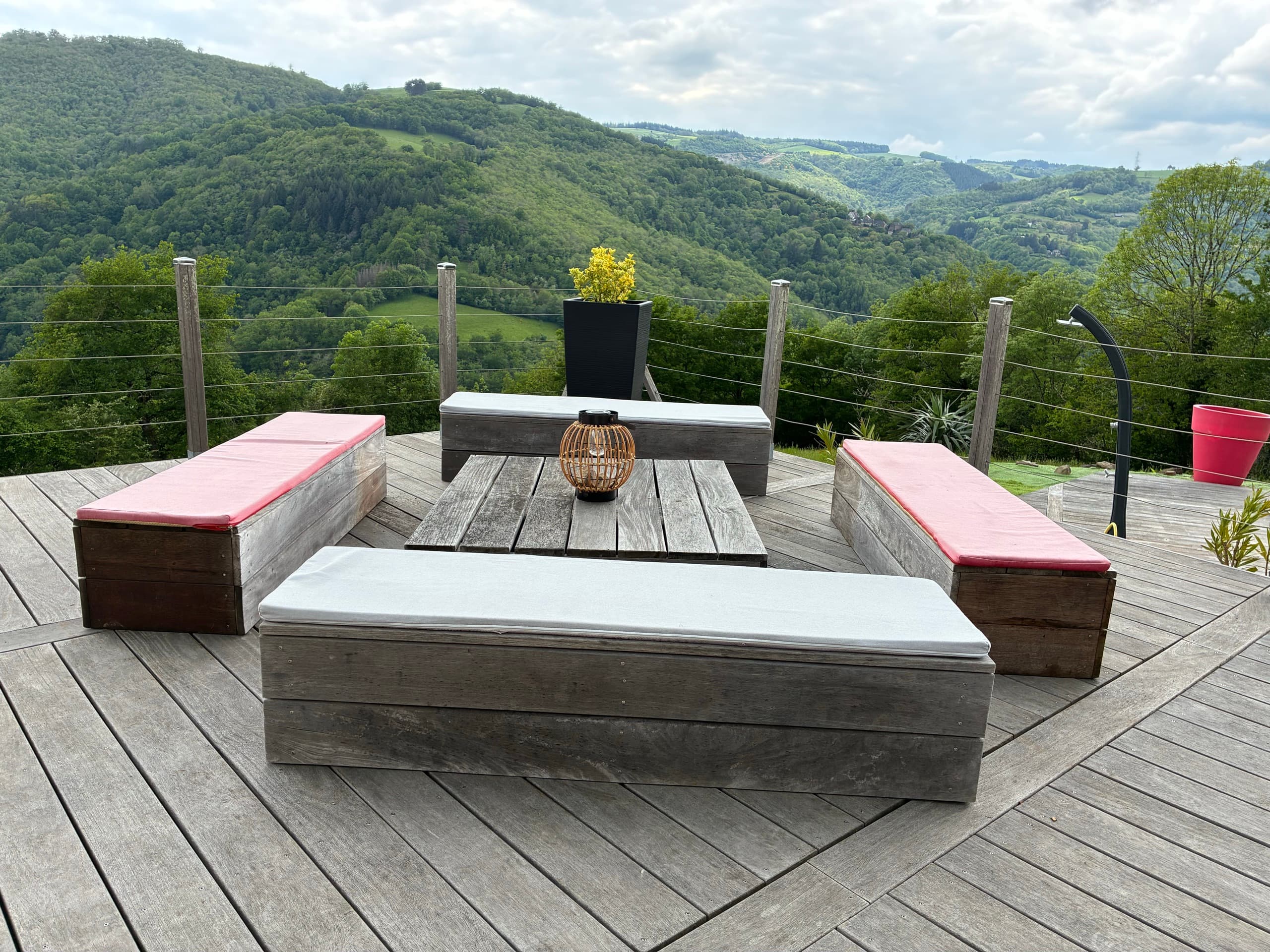 Salon d'extérieur en bois sur la terrasse panoramique