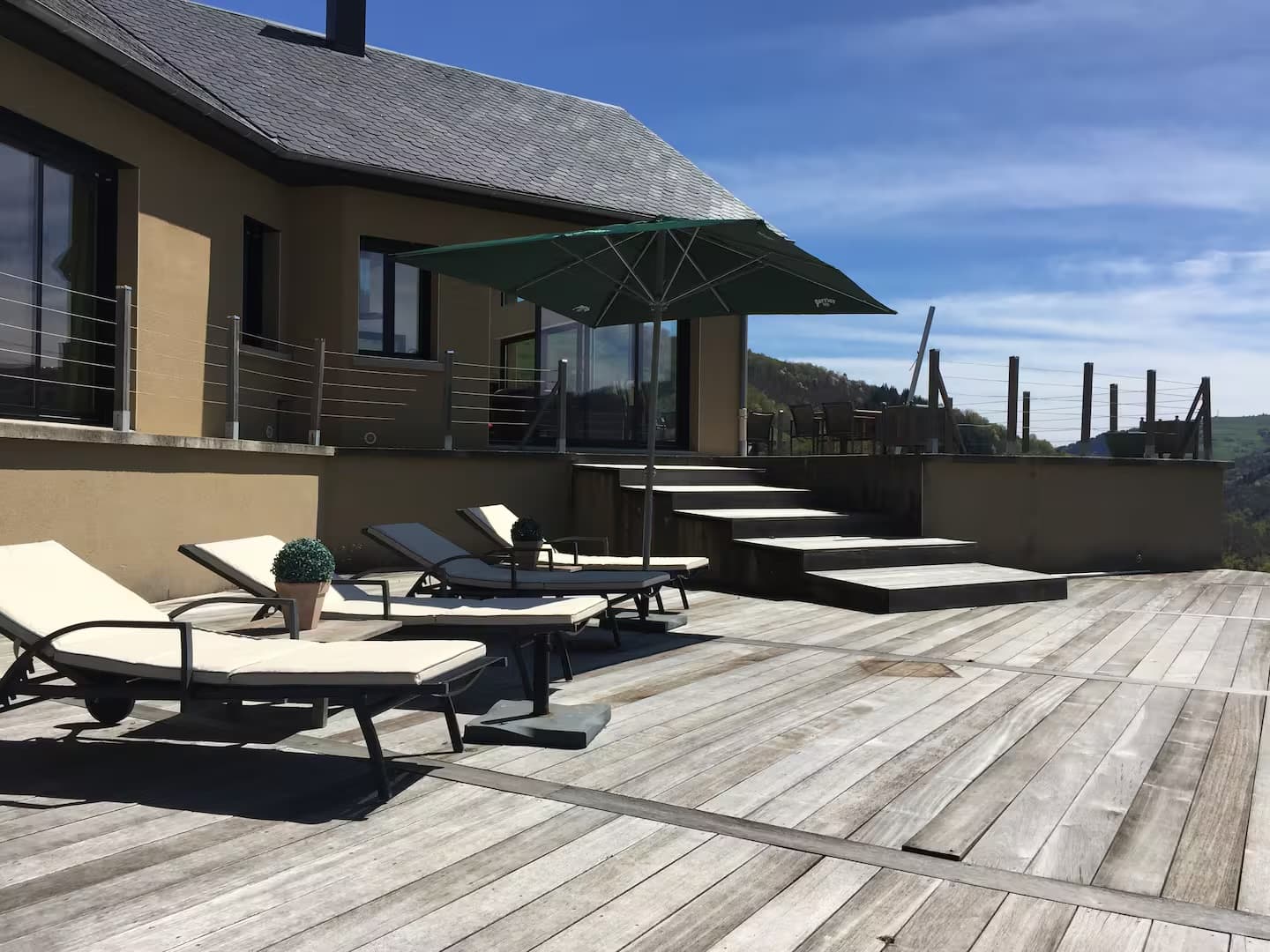 Transats et parasol sur la terrasse au soleil