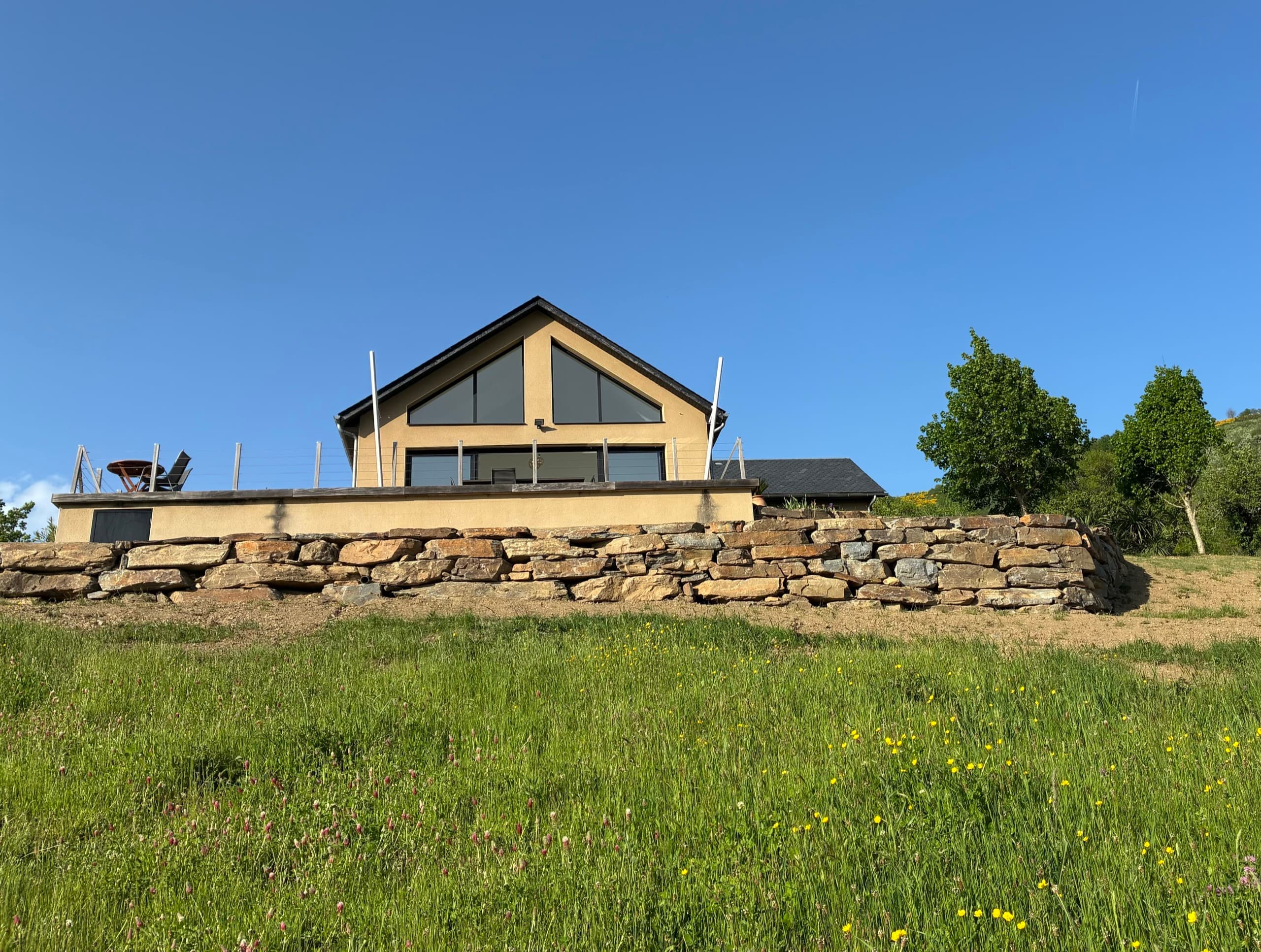 La façade de la maison d'architecte, toit à double pente, sous le ciel bleu